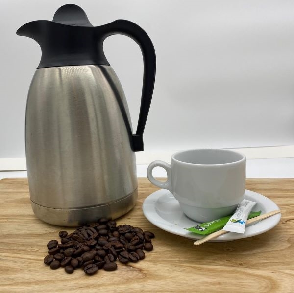 Afbeelding Koffie in thermoskan, kop en schotel en toebehoren ophalen in kantine